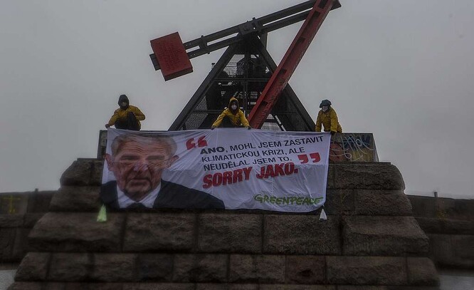 Několik aktivistů u metronomu vyvěsili transparent představující grafickou úpravou zestárlého premiéra Babiše s textem: "Ano, mohl jsme zastavit klimatickou krizi, ale neudělal jsem to. Sorry jako."