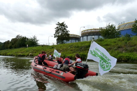 Greenpeace ČR právě uhání na člunech analyzovat, jaký je stav vody vypouštěné z pražské čističky odpadních vod do Vltavy.