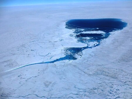 Ledovcové jezero v oblasti Kangerlussuaq v nadmořské výšce 1500 m. Snímek je 21. července 2012. Jezero napájí tok, který přivádí vodu do nižší nadmořské výšky. Do oceánu steče buď po povrchu, nebo se zanoří pod ledovec a obohatí tak vnitřní hydrologický systém ledovce.