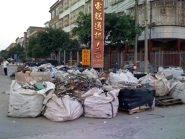 Do Nového roku (byť tedy, ten čínský je až 12. února) tedy bude Čína vstupovat jako „čistá“ země bez zátěže odpadů ze zahraničí. Na rozdíl od dalších asijských a afrických zemí, které nyní přijímají odpad místo Číny.