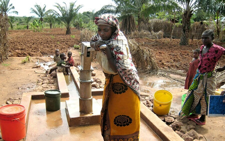 Amena Hassan, farmářka a hospodyně z Kasuku díky projektu Roots & Shoots a vybudovaní studně ušetří osm hodin denně, které jinak strávila nošením vody.