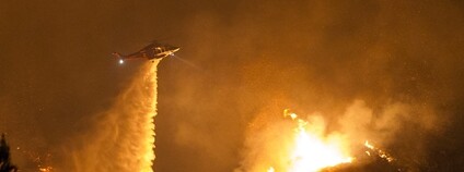 Hašení požáru helikoptérou Foto: Scott L Flickr