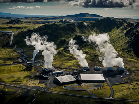 Geotermální elektrárna Hellishei&#240;i (na snímku).