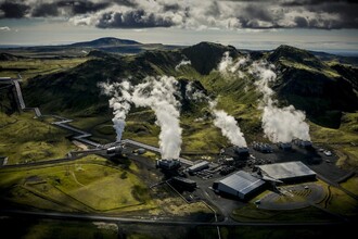 Letecký snímek islandské elektrárny Hellisheidi, největší geotermální elektrárny světa. Současné emise jsou 40 tisíc tun CO2/rok a 12 tisíc tun sirovodíku/rok. Pilotní projekt ukládání uhlíku CarbFix je s elektrárnou propojen plynovodem, kterým se tyto plyny přivádějí ke stanici, ze které jsou pak ve směsi s vodou vstříknuty zpět do podzemních rezervoárů 400 až 800 m pod povrchem.
