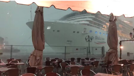Do nábřeží a jachty v Benátkách málem v bouřce narazila další výletní loď. Plavidlo Costa Deliziosa dlouhé zhruba 300 metrů, které pojme až 3000 pasažérů, táhly z benátské laguny za deště a silného větru remorkéry.