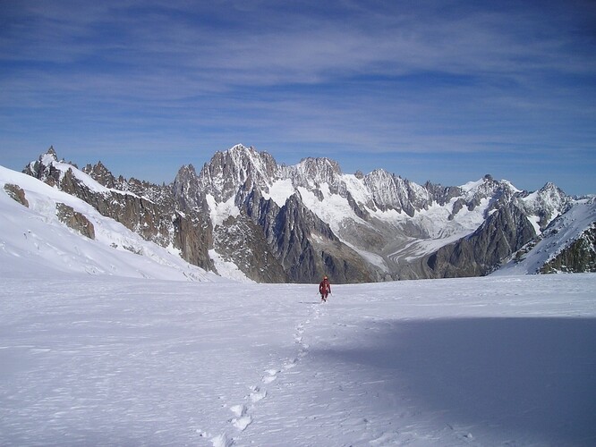 Právní kroky starosty vyvolaly pobouření v horolezecké komunitě. Bývalý horolezec a spisovatel Claude Gardien bivakování označil za "základní součást alpinismu".