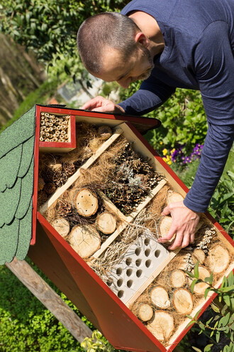 Pokud člověk nainstaluje takový „hotel" poblíž květnaté louky či hmyzem opylovaných dřevin, může se těšit na pozorování čilého ruchu hnízdících včel