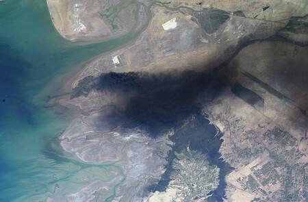Sloupy toxického dýmu stoupají k nebi už tři měsíce a Kajáru i její okolí pokryla vrstva černých sazí.  Na ilustračním snímku je požár ropy unikající z íráckého ropovodu v březnu 2004.