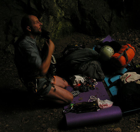 Horolezci a jeskyňáři pozor! Povolení k přístupu na skálu a do jeskyně neznamená, že je povoleno přespávání v nejpřísněji chráněných skalních městech, varuje Antonín Tůma z CHKO Moravský kras.
