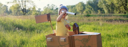 Hračka z kartonových krabic Foto: debasige / Shutterstock.com