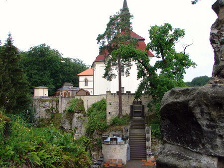 Stromy jsou krásné, ničí ale skálu, na které stojí ještě krásnější hrad. Stromy jsou krásné, ničí ale skálu, na které stojí ještě krásnější hrad.