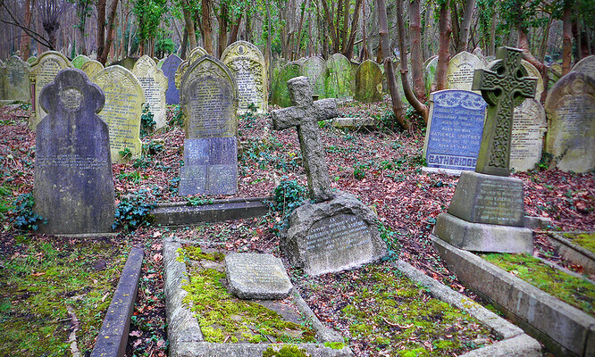 Na romantickém hřbitově odpočívá na 170 000 lidí, mezi nimiž jsou takové celebrity, jako je romanopisec George Eliot či spisovatel a hudebník Douglas Adams.