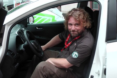 Ředitel Správy NP Šumava Pavel Hubený za volantem elektromobilu Nissan LEAF.