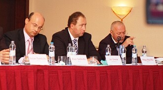 Nepouštějme do energetiky politiky, to je smrtelná cesta, prohlásil Hugo Kysilka (vpravo)