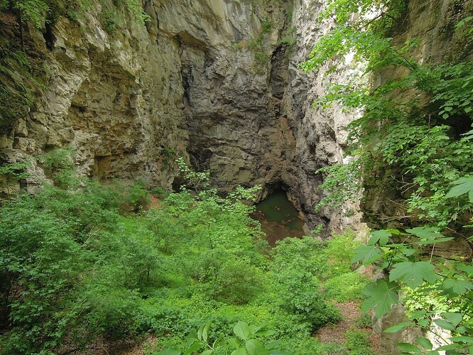 Hranická propast je v přírodní rezervaci Hůrka nedaleko Zbrašovských aragonitových jeskyní. V hloubce 69,5 metru začíná jezero, na jeho dno se odborníci dosud nedostali.