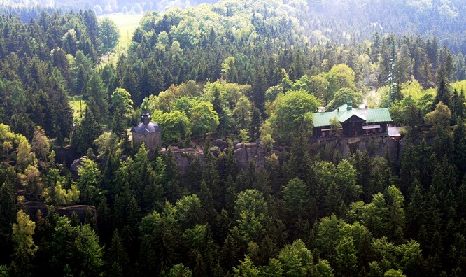 Chata Hvězda je v nadmořské výšce 674 metrů nad mořem na horském hřebeni v srdci Broumovských stěn. V dnešní podobě chata vznikla před 180 lety.
