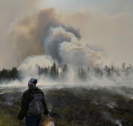 Na Sibiři hoří skoro milion hektarů lesů a i vzdálená města se dusí dýmem z požárů, které nikdo nehasí - zákon to umožňuje, pokud by náklady na hašení byly vyšší než způsobené škody.