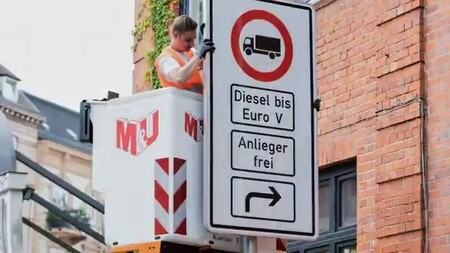 Do asi 580metrového úseku v hamburské ulici Max-Brauer-Allee mají od včerejška zakázaný vjezd naftové osobní i nákladní vozy, které splňují emisní normu Euro 5, respektive Euro V a starší. Hamburská radnice, která si od zákazů slibuje znatelné zlepšení čistoty ovzduší, opatřením reaguje na neutěšenou situaci, která se týká téměř 70 německých měst, kde jsou nadále překračovány povolené maximální koncentrace NO2.