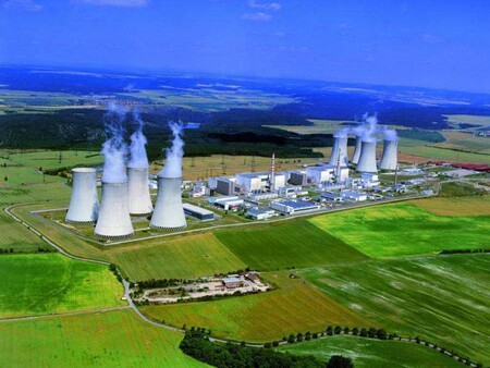 I zelené organizace touto studií přiznávají kritickou důležitost jaderné energetiky v Česku v případě, že se chce snížit využití uhlí. I podle nich musí jádro zajistit téměř 50 % potřeb elektřiny. Nezmiňují však, jak bude možné nahradit Dukovany, pokud se okolo roku 2035 odstaví. (zdroj fotografie Jaderné elektrárny Dukovany ČEZ).