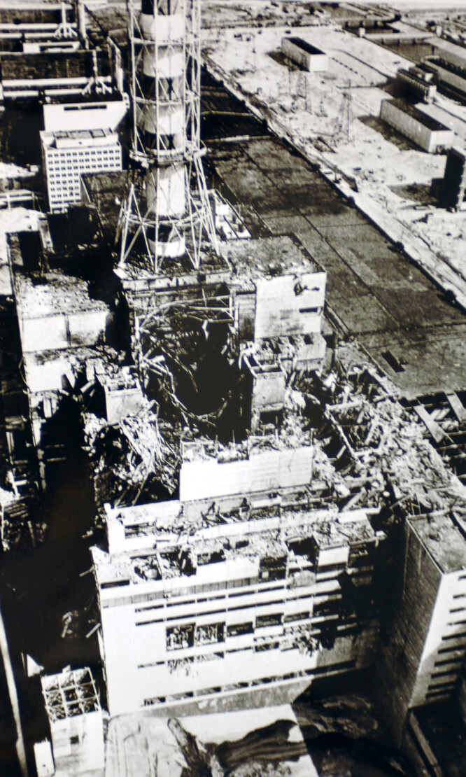 26. duben 1986 znamenal hranici mezi životem a smrtí. Začalo nové počítání času. Fotografie byla pořízena z vrtulníku několik měsíců po výbuchu. Zničený černobylský reaktor, jeden ze čtyř bloků, které byly v roce 1986 v provozu. (Černobyl, Ukrajina, 1986).