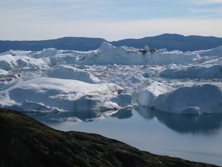 Hned v úvodu zpráva opakuje dávno známá fakta o úbytku objemu ledu od roku 2006 v Grónsku (na snímku), v Antarktidě a jinde. Ilustrační snímek.