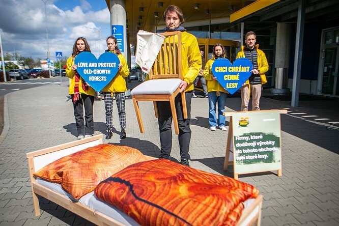 Podle Greenpeace firma Plimob dodává téměř výhradně do řetězce IKEA a spolu s výrobcem Sniglar a dalšími pěti společnostmi, které také patří mezi její dodavatele, odebírají dřevo vytěžené ze starých lesů v rumunských Karpatech.