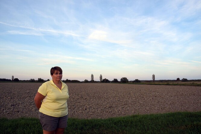 Elisa Moretto stojí před svým rýžovým polem, které musela zorat dříve, než plánovala.