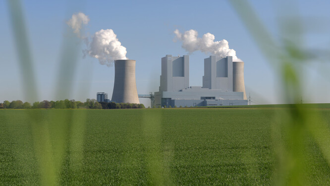 Německá Energiewende se bez fosilních zdrojů, hlavně plynu, neobejde. Uhelná elektrárna Neurath.