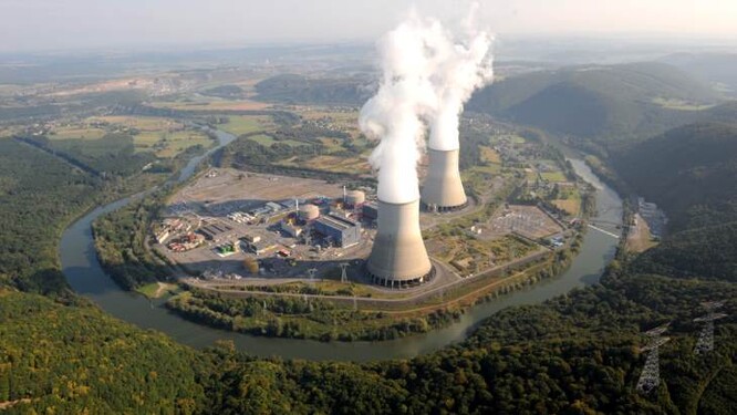 Francouzská jaderná elektrárna Chooz.