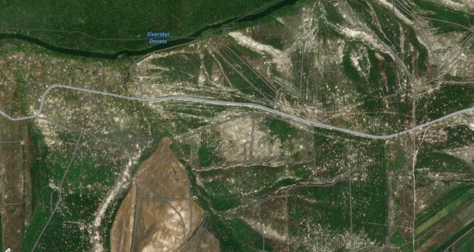 Přírodní rezervace Bělogorovskij v Luhanské oblasti po skončení bojů (okupované území). Na satelitním snímku je vidět mnoho tisíc stop granátech.