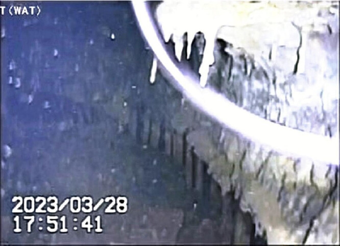 Snímek podvodního robota z prohlídky vnitřní části nosného fundamentu uvnitř kontejnmentu prvního bloku.