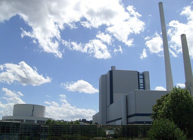 Právě zelené protijaderné organizace stály za současnou německou Energiewende, která vyžaduje intenzivní využívání fosilních paliv a v současné době hlavně uhlí. Na snímku je uhelná elektrárna Altbach.
