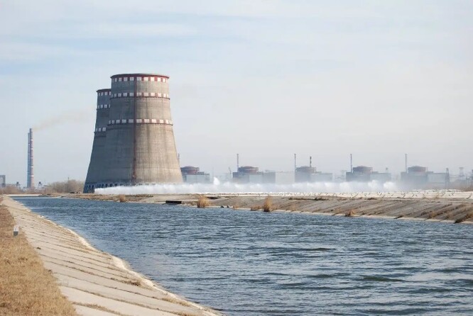 Chladicí rozstřikovací jezírka v Záporožské jaderné elektrárně