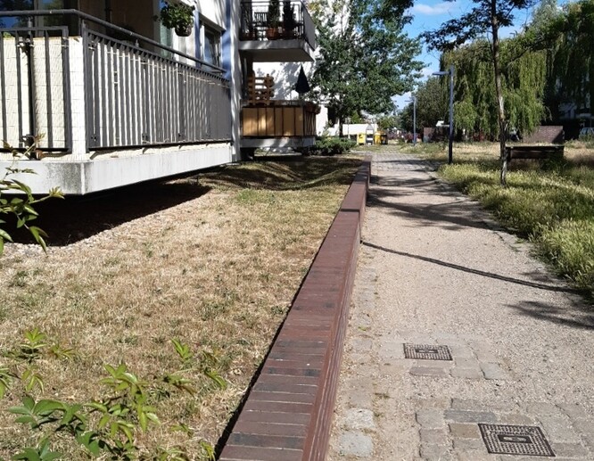 Obr. 12. Průlehy na sídlišti na druhé straně zátoky. Obr. 12. Průlehy na sídlišti na druhé straně zátoky.