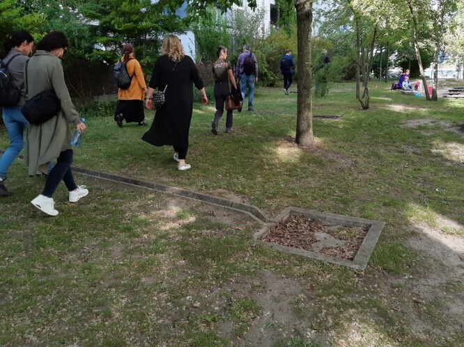 Obr. 14. Zakončení kanálku odvádějícího dešťovou vodu ze střech do zeleně. Obr. 14. Zakončení kanálku odvádějícího dešťovou vodu ze střech do zeleně.