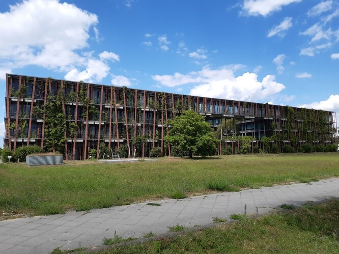 Obr. 16. Ústav fyziky Humboldtovy univerzity. Obr. 16. Ústav fyziky Humboldtovy univerzity.