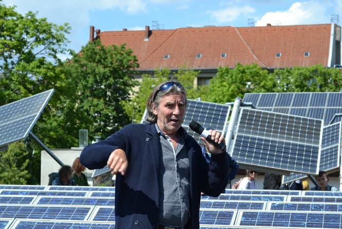 Obr. 22. Werner Wiartalla vysvětluje různé způsoby otáčení solárních panelů.