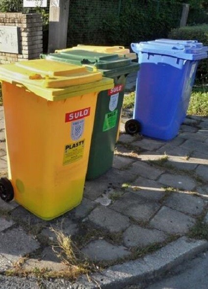 Nádoby na tříděný odpad k rodinným domům začali zdarma nabízet v Doksech na Českolipsku.