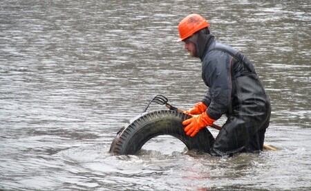 Úklid pneumatik značně komplikuje počasí, nízká teplota vody, ve které dělníci pracují, a nulová viditelnost pod vodní hladinou.