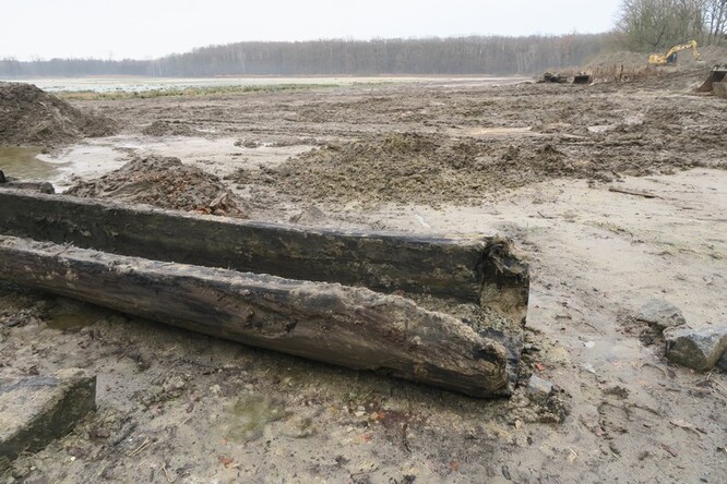 Dřevěné potrubí v hrázi rybníka Skříň vydrželo zřejmě přes 500 let skoro netknuté.