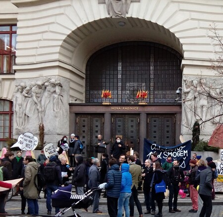 Před pražským magistrátem dnes demonstrovaly desítky lidí.