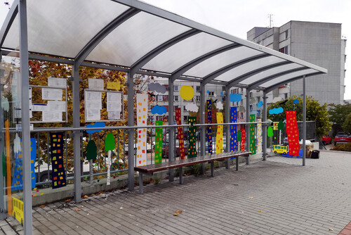 Zastávka autobusu Pražská v Písku zabezpečená před srážkami s ptáky.