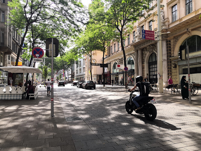 Ulice se sdílenou dopravou pro chodce, cyklisty i motoristy ve Vídni.