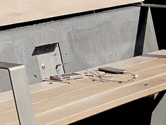 Lavička nabídne dobíjení přes dva USB konektory nebo bezdrátově pomocí indukce, modem přijímající a dál zdarma poskytující wifi signál