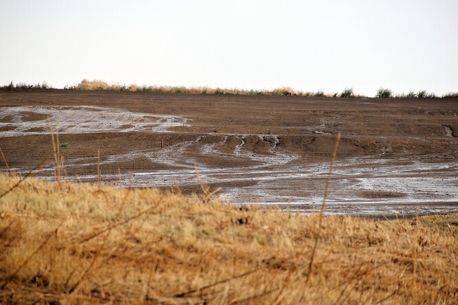 Po prudkém dešti odnáší voda úrodnou půdu z pole pryč.
