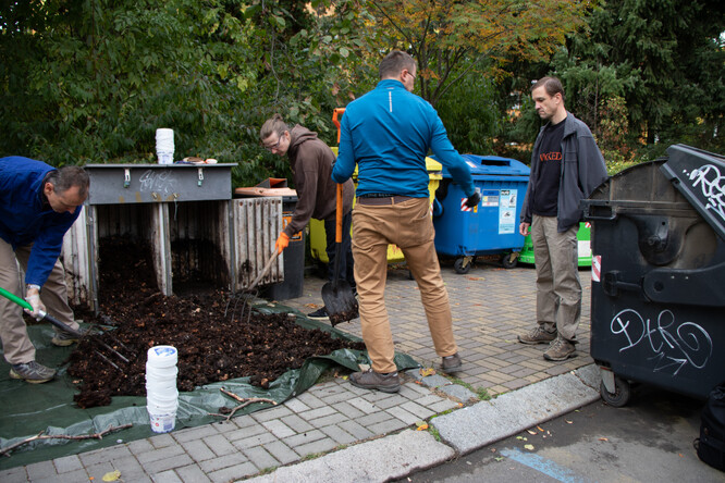 Překopávání komunitního kompostéru.