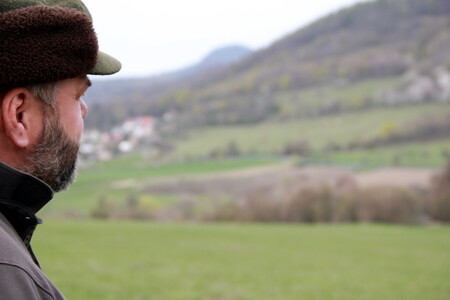 Daniel Pitek pozoruje krajinu se svými pastvinami pod Milešovkou.