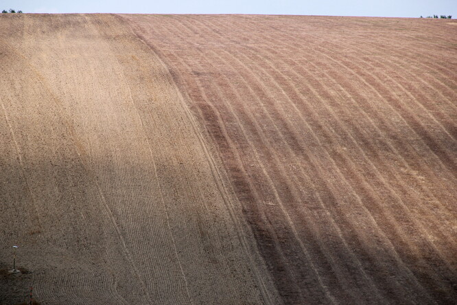 Vodní eroze ohrožuje nejvíce zemědělská pole v kopcích.