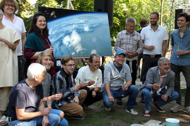 Společné fotografie zástupců Greenpeace a médií u malby Jana Uldrycha.