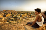 Chlapec na vyhlídce nad indickým městem